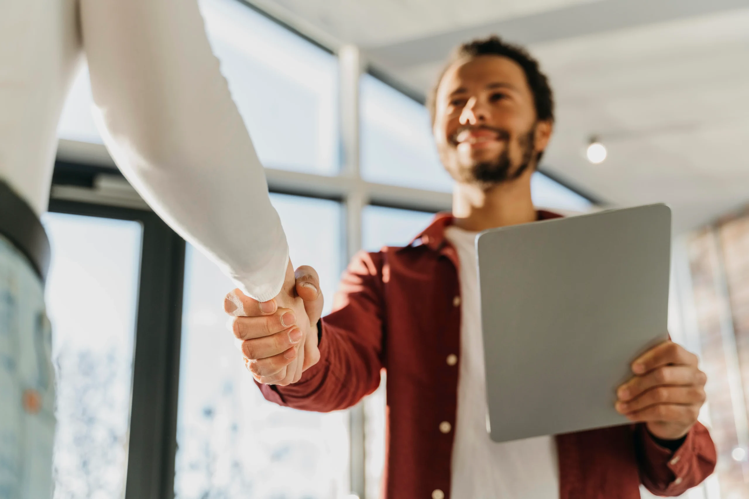 stretta di mano tra persone tambu gamify